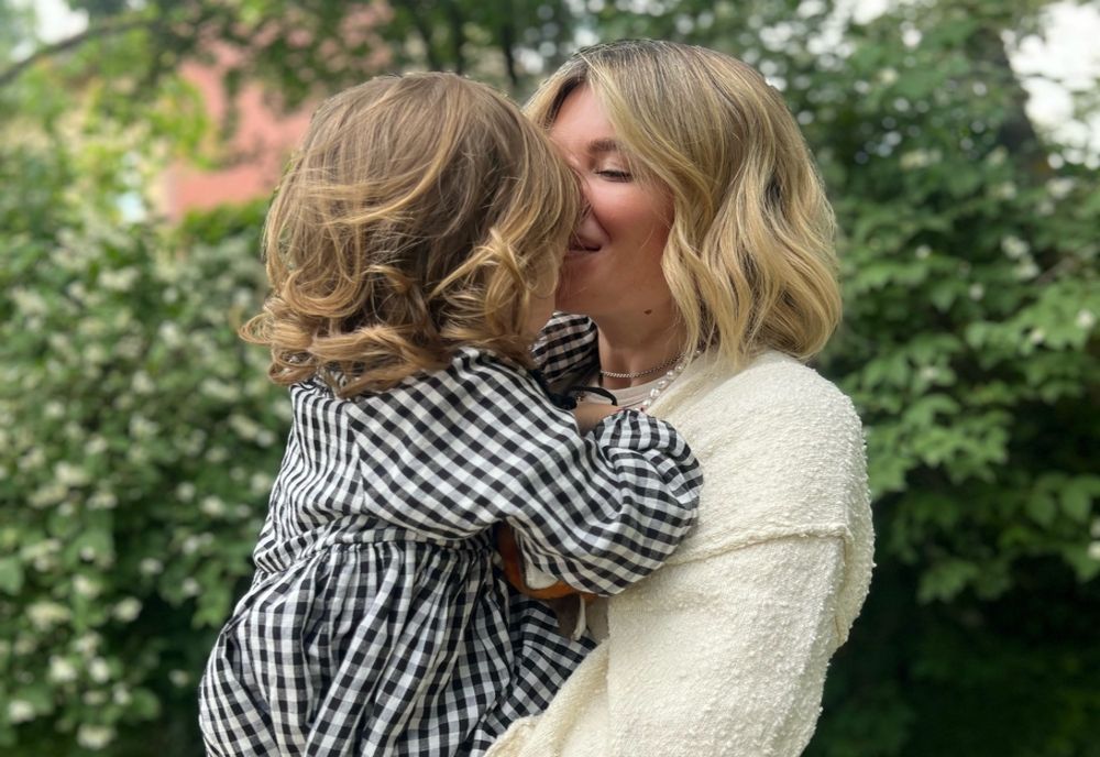 DE CE NU VREA GINA PISTOL SĂ ARATE DELOC CHIPUL FIICEI SALE