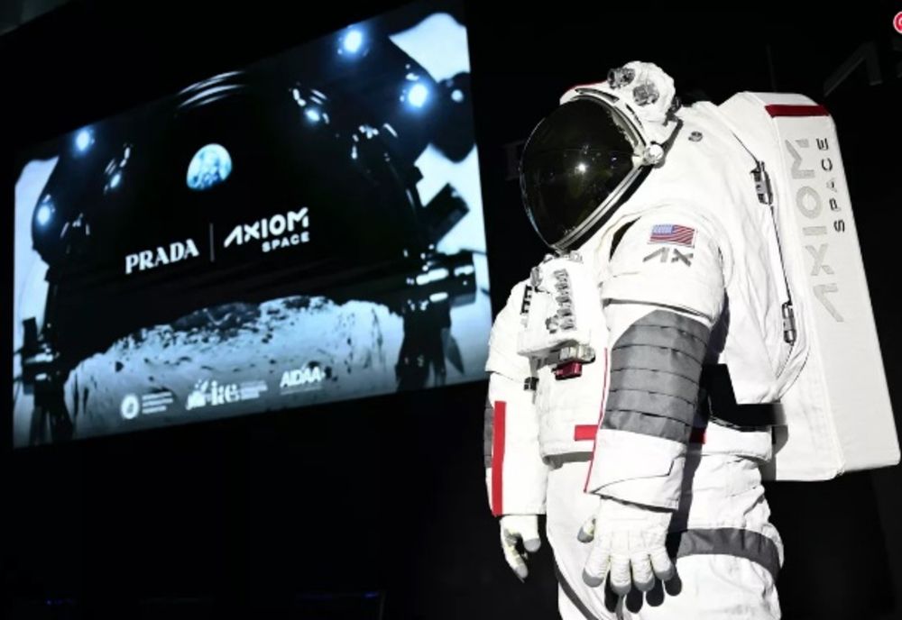 Prima femeie care va merge pe Lună va purta Prada