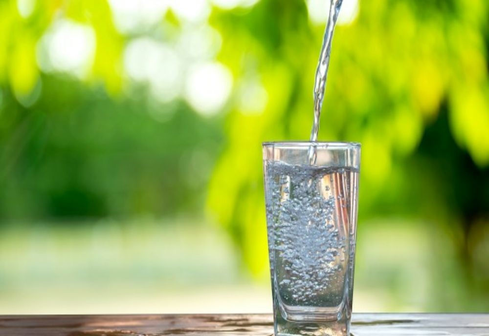 Este apa carbogazoasă la fel de hidratantă ca apa plată? Ce spun specialiștii
