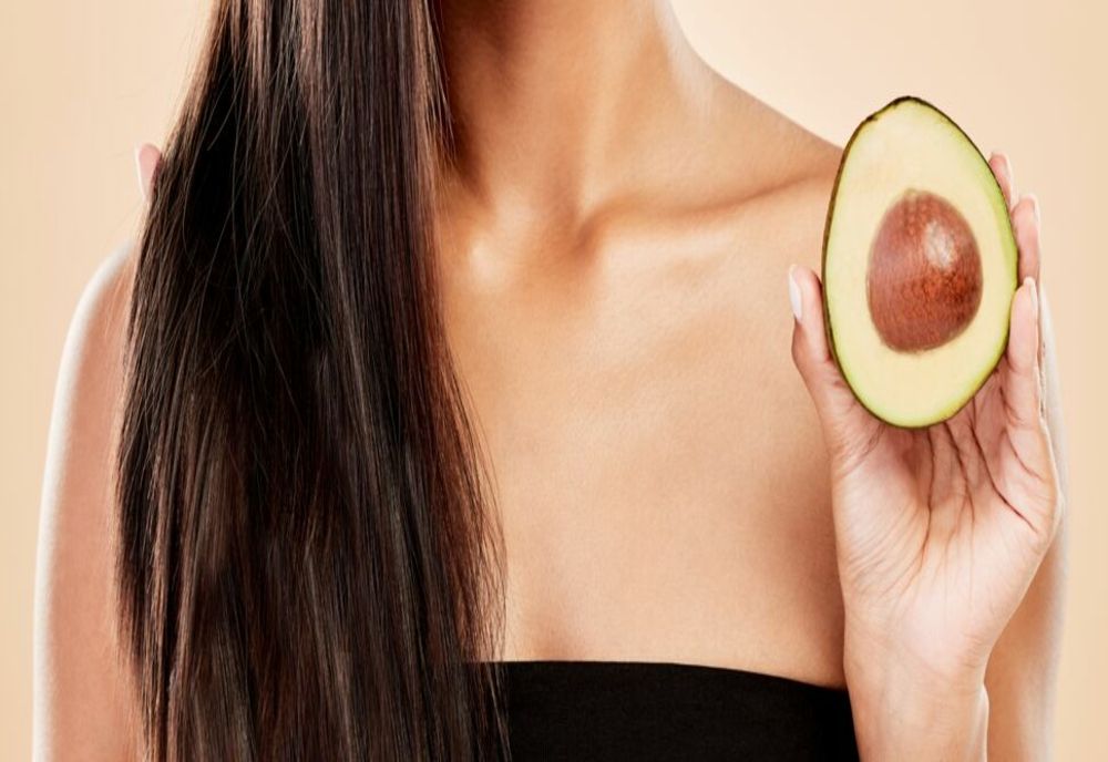 Aplicarea avocado pe părul tău: această tendință de pe TikTok ajută cu adevărat să-l facă să arate mai bine?