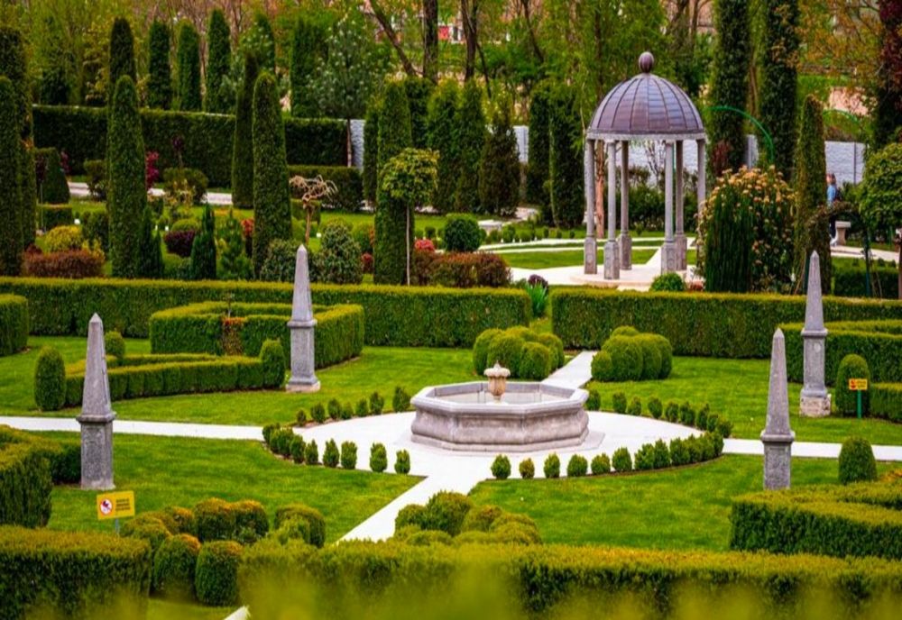 S-a deschis cea mai frumoasă grădină cu flori din România. Este un paradis în stil italian 