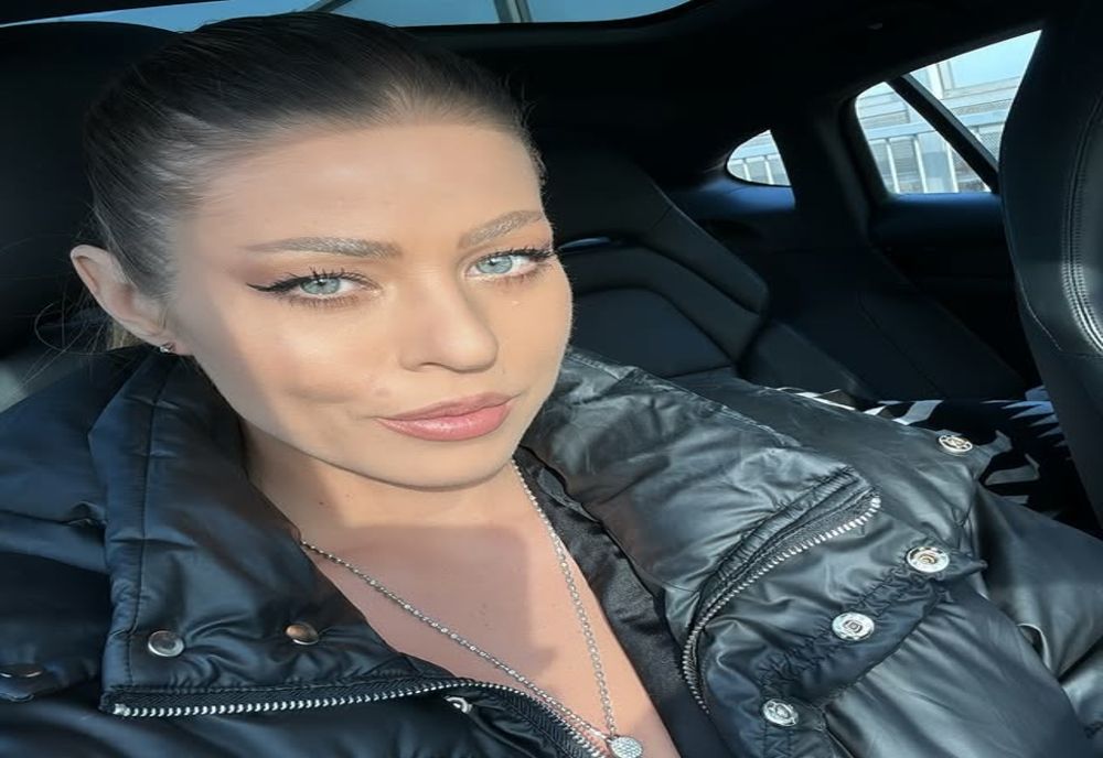 Cum s-a îmbrăcat Roxana Nemeș la botezul gemenilor ei