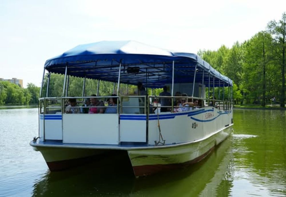 S-a deschis sezonul de plimbări gratuite cu vaporașul pe lacul din Parcul IOR