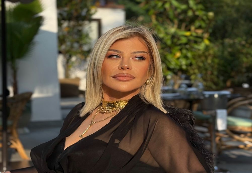 Loredana Groza, pusă la zid pentru felul în care s-a îmbrăcat la parastasul de 40 de zile al tatălui său