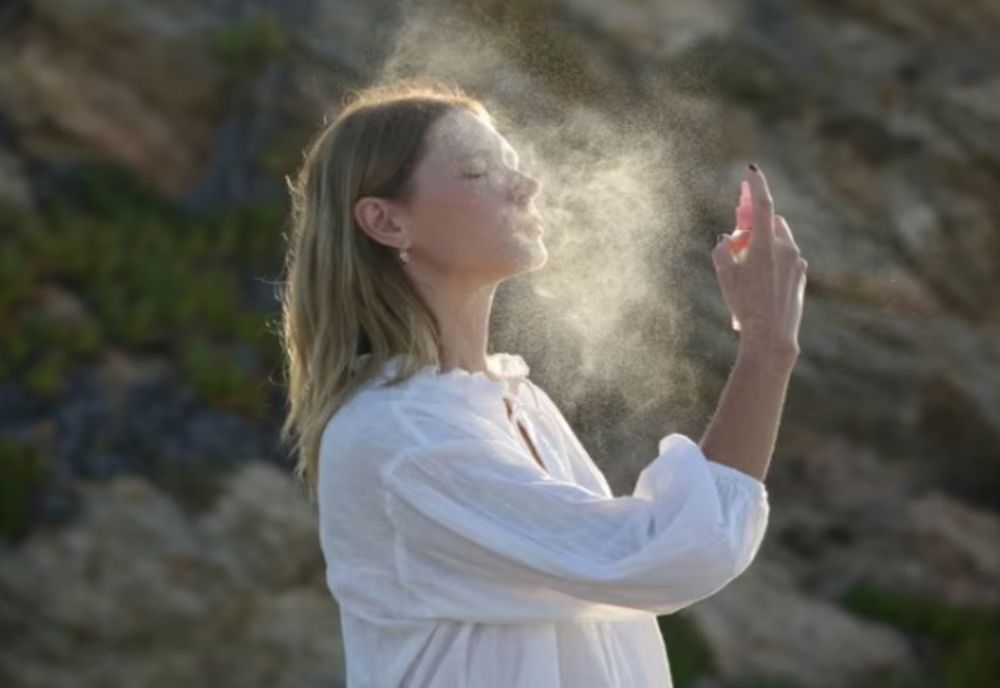 FOLOSEȘTI UN SPRAY PENTRU A TE RĂCORI? POATE USCA PIELEA, POTRIVIT UNUI DERMATOLOG