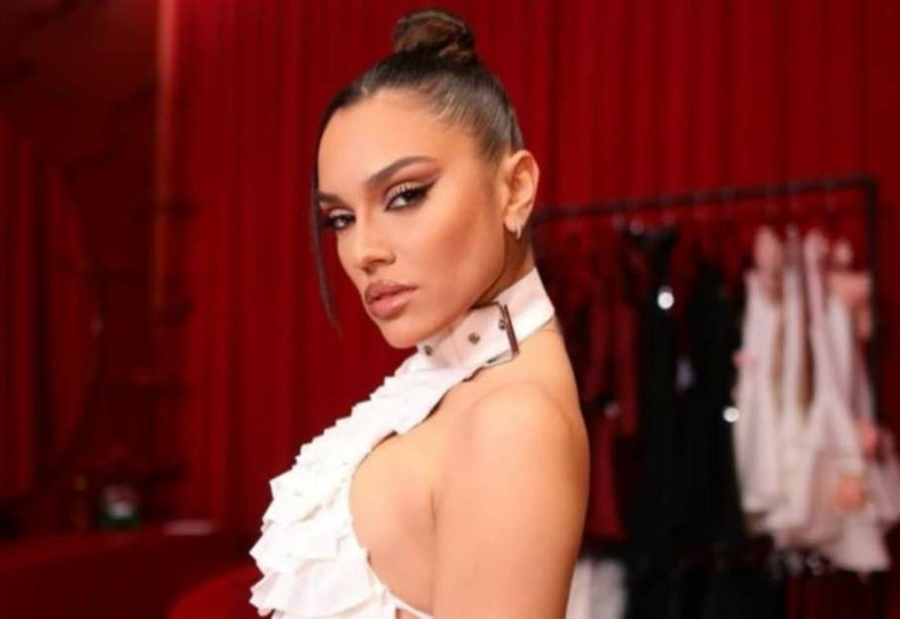 CÂȚI BANI CERE KARMEN MINUNE PENTRU O CÂNTARE LIVE