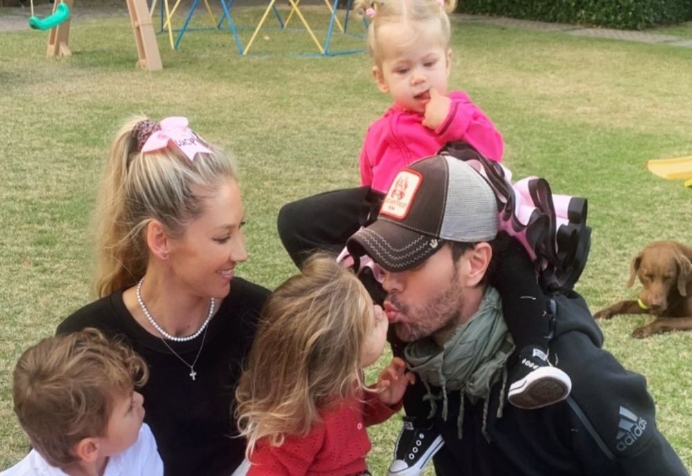 ENRIQUE IGLESIAS ȘI ANNA KOURNIKOVA AȘTEAPTĂ AL PATRULEA COPIL