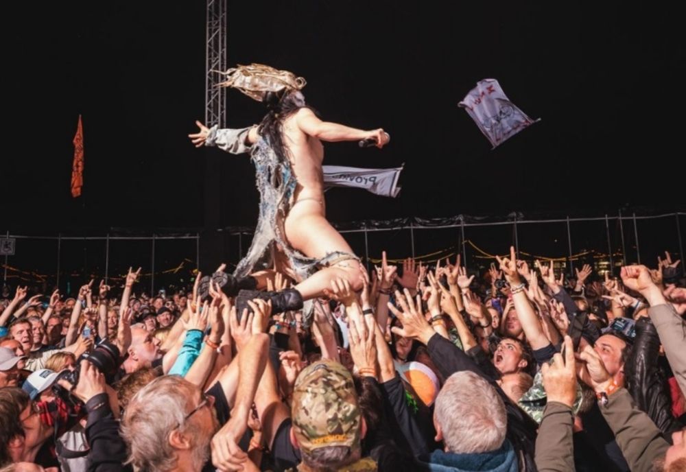 SCANDAL LA UN FESTIVAL DIN RÂȘNOV: MEMBRELE UNEI TRUPE NORVEGIENE S-AU DEZBRĂCAT LA PIELEA GOALĂ PE SCENĂ