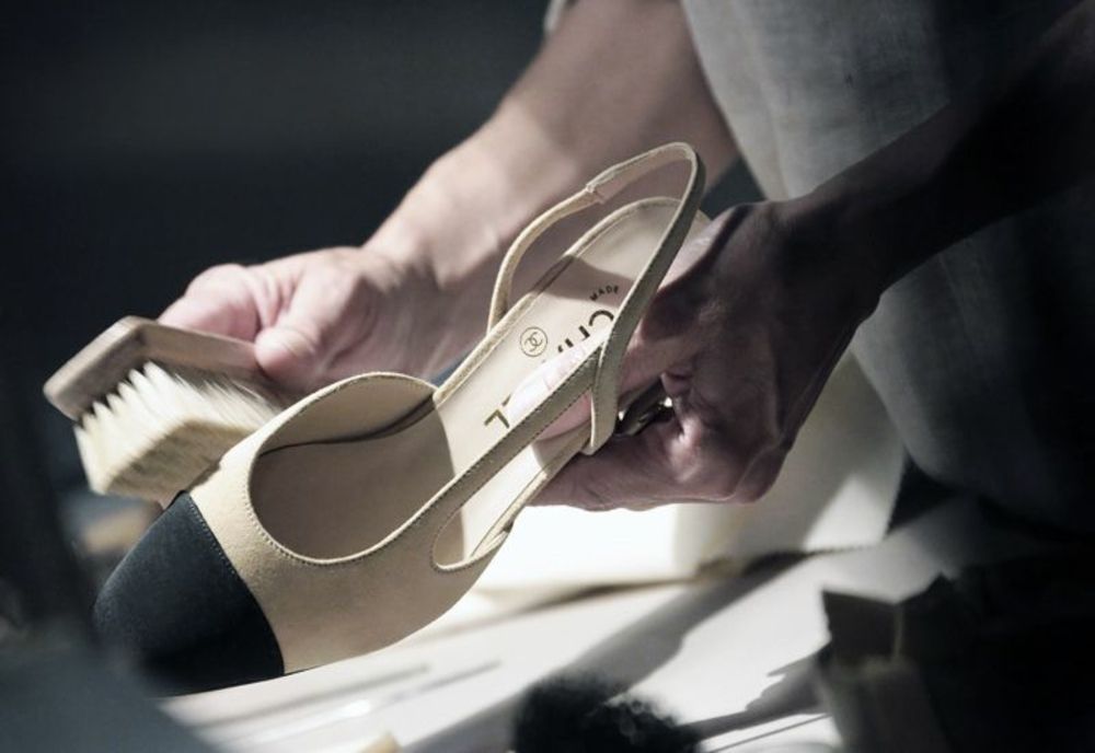 CHANEL TWO-TONE: POVESTEA BICOLORĂ A UNUI PANTOF CARE A DEVENIT LEGENDĂ