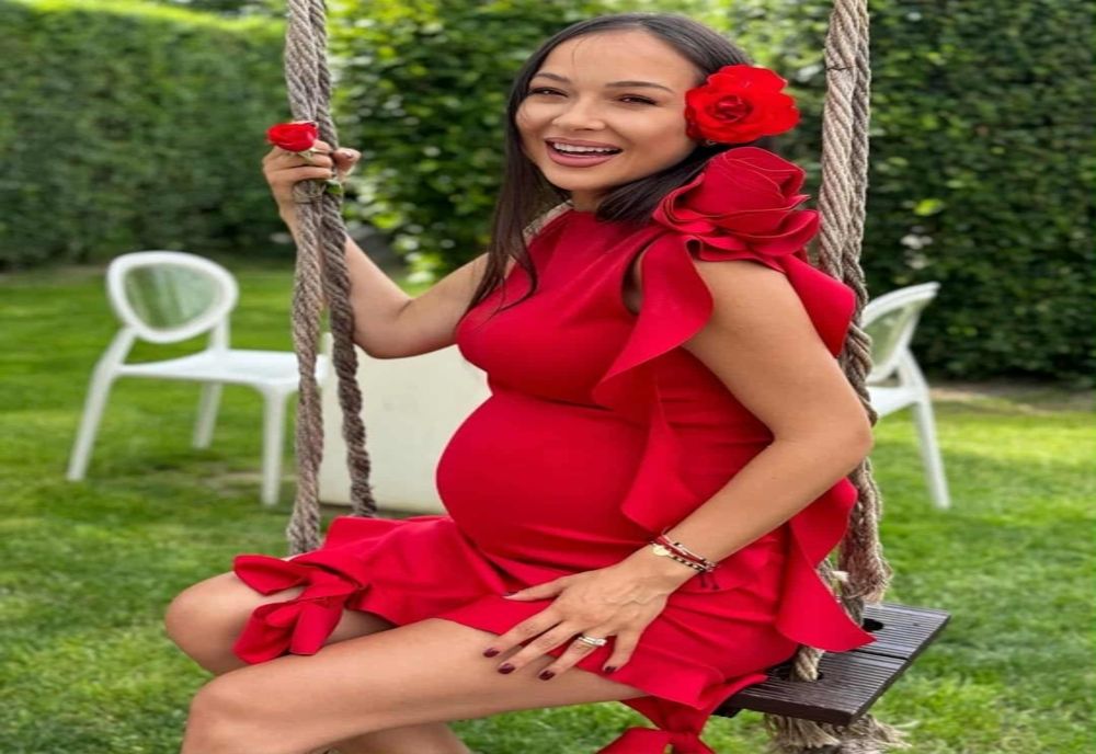 VLĂDUŢA LUPĂU, ÎNSĂRCINATĂ PENTRU A TREIA OARĂ?! VEDETA A APĂRUT CU O BURTICĂ SUSPECTĂ LA VEDERE