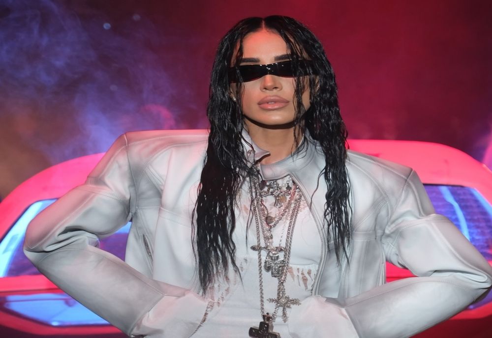 ȚINUTA TRANSPARENTĂ CU CARE ADELINA PESTRIȚU A ÎNTORS PRIVIVIRILE LA MERCEDES-BENZ BUCHAREST FASHION WEEK 2025