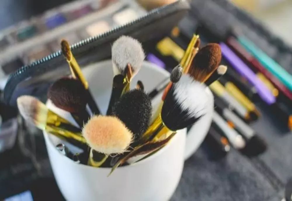 9 GREȘELI DE FRUMUSEȚE PE CARE LE FAC FEMEILE DE PESTE 40 DE ANI ȘI CARE LE ÎMBĂTRÂNESC CU 10 ANI