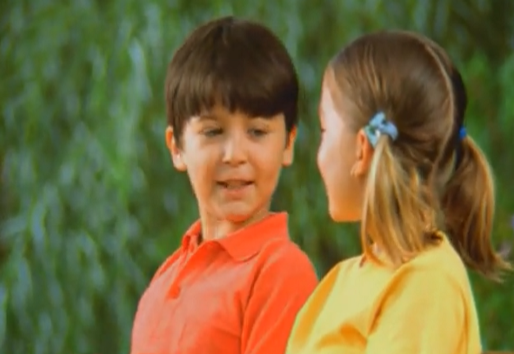 Cum arată astăzi băiatul din reclama la brânză topită, cunoscut pentru replica „Dacă mă sărută data viitoare?”