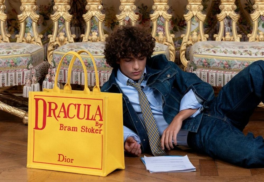 Cât costă noua geantă Dior, inspirată din legenda lui Vlad Ţepeş