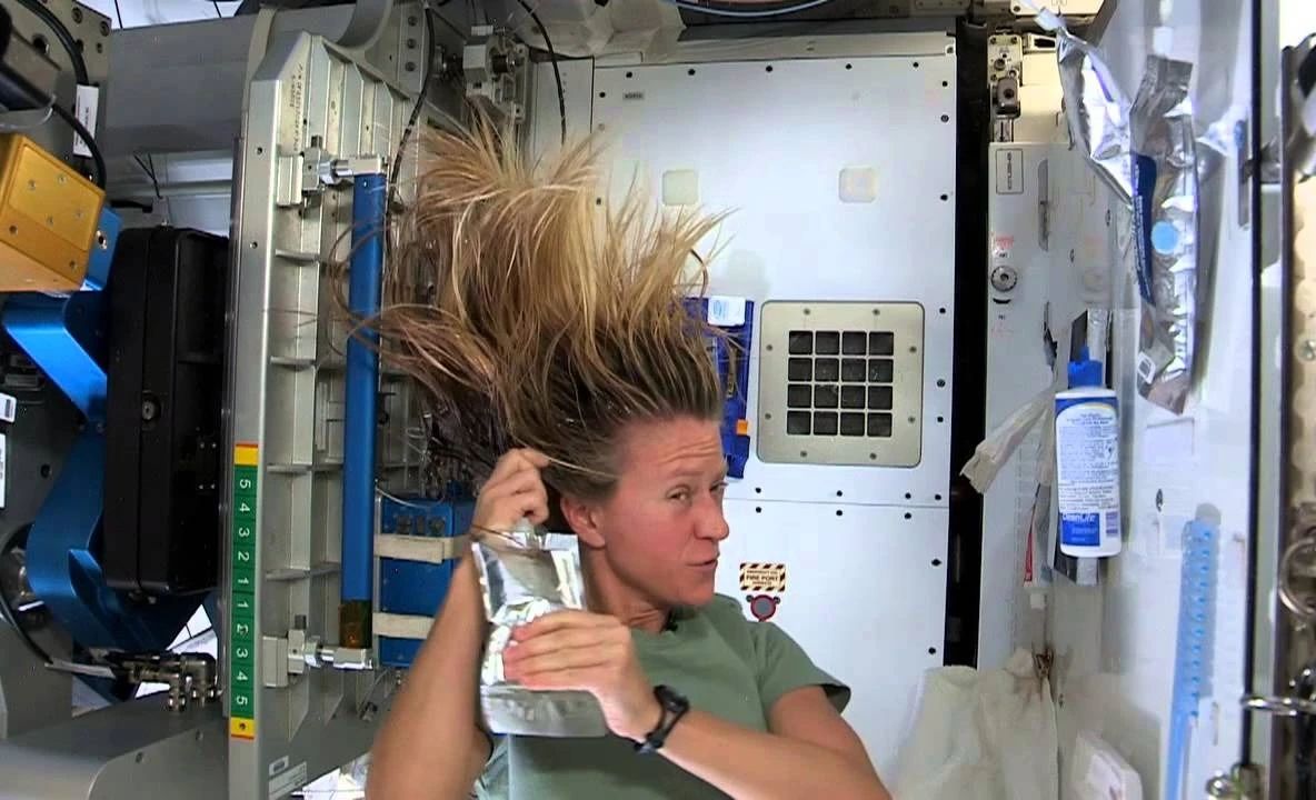 Rutinele de frumusețe pentru astronauții din spațiu: cum își spală femeile părul, se machiază și își îngrijesc pielea în timp ce orbitează Pământul