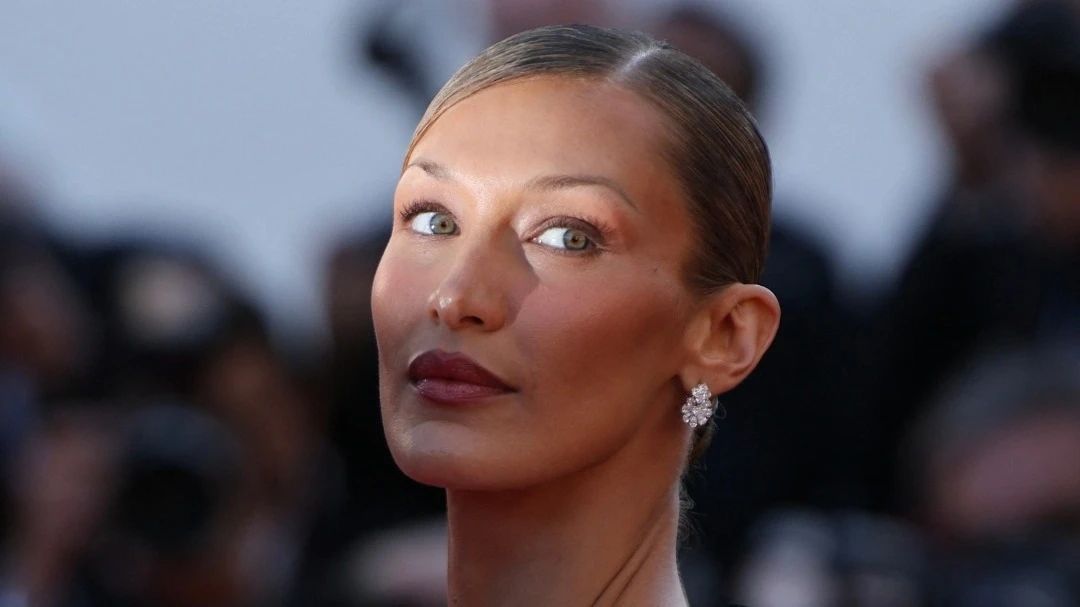 Bella Hadid, spectaculoasă la Cannes! Rochia ei a necesitat 22.000 de ore de broderie și munca a 130 de artizani