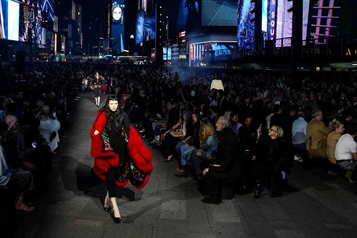 Gucci a transformat Times Square într-un podium uriaș de modă pentru noua colecție semnată de Demna