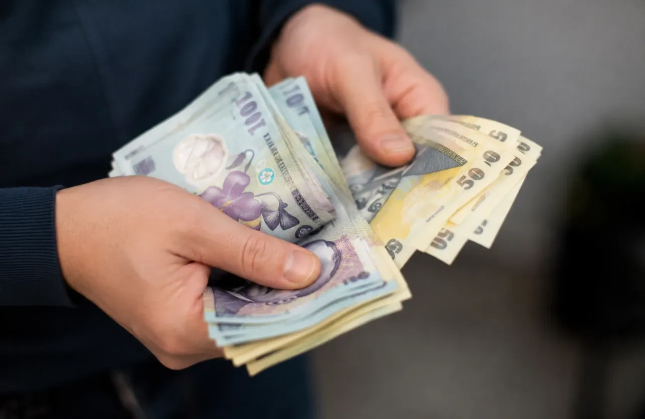 Salariul minim, anulat de inflația de 10,4%: românii pierd lunar până la 500 de lei