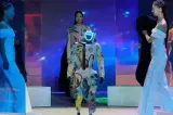 Roboții umanoizi și modelele au împărțit podiumul la o prezentare de modă din Seul