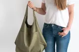 Renașterea genților maxi | De ce moda spune adio mini-poșetelor