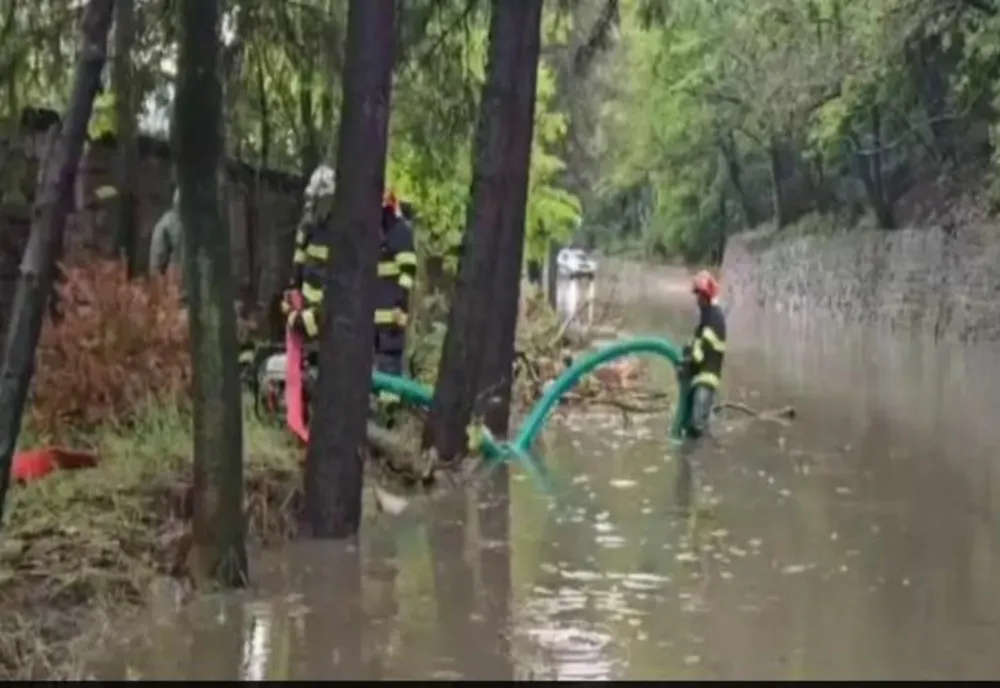 Inundații pe DN1. Șoseaua, blocată de aluviuni în zona gării din Sinaia - IMAGINI