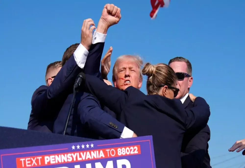 DONALD TRUMP, ÎMPUȘCAT ÎN TIMPUL UNUI EVENIMENT DE CAMPANIE. FOSTUL PREȘEDINTE AL STATELOR UNITE A FOST RĂNIT