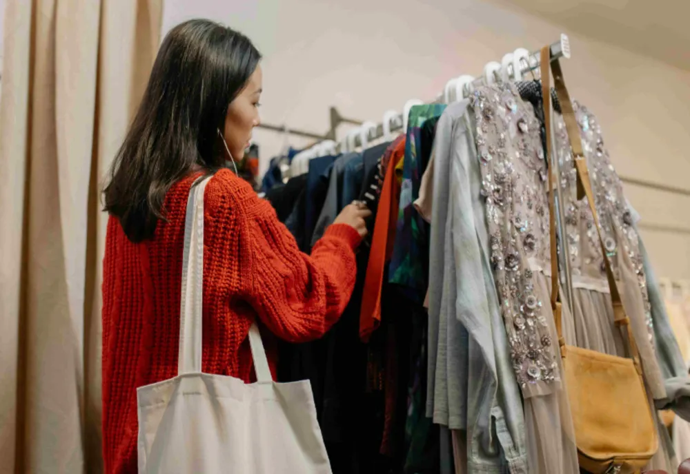 MODA SECOND-HAND: DE CE HAINELE PURTATE DEJA SUNT „NOUL LUX”