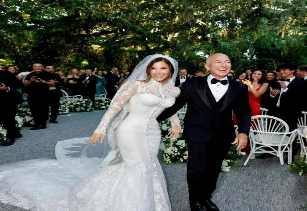 ROCHIA DE MIREASĂ PURTATĂ DE SOȚIA LUI JEFF BEZOS, INSPIRATĂ DE UN FILM DIN ANII 50