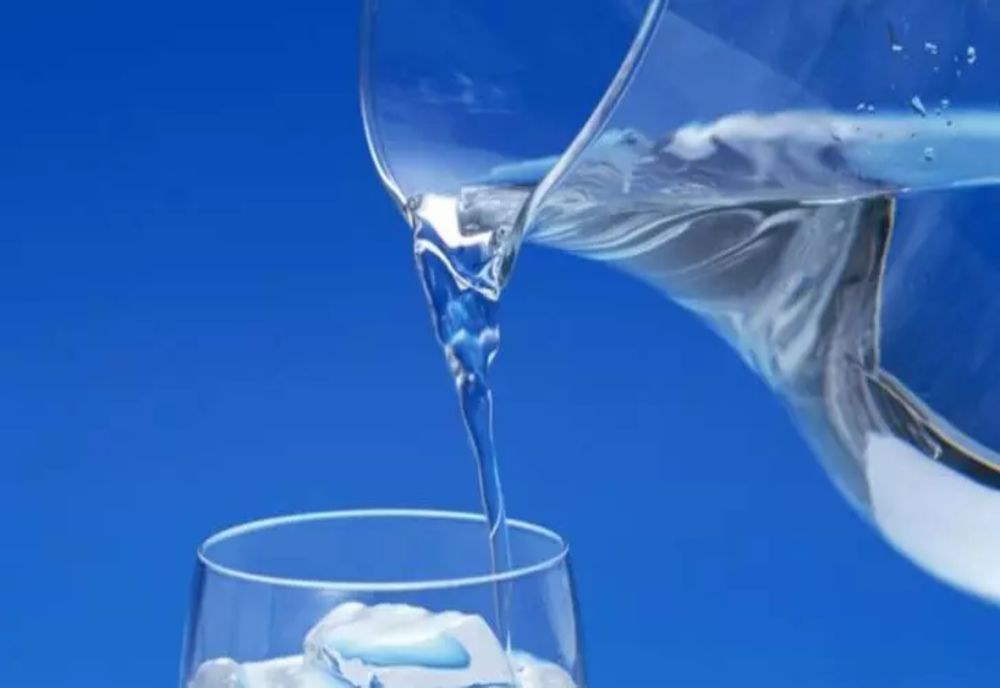 Cum scapi de microplasticele din apa potabilă 