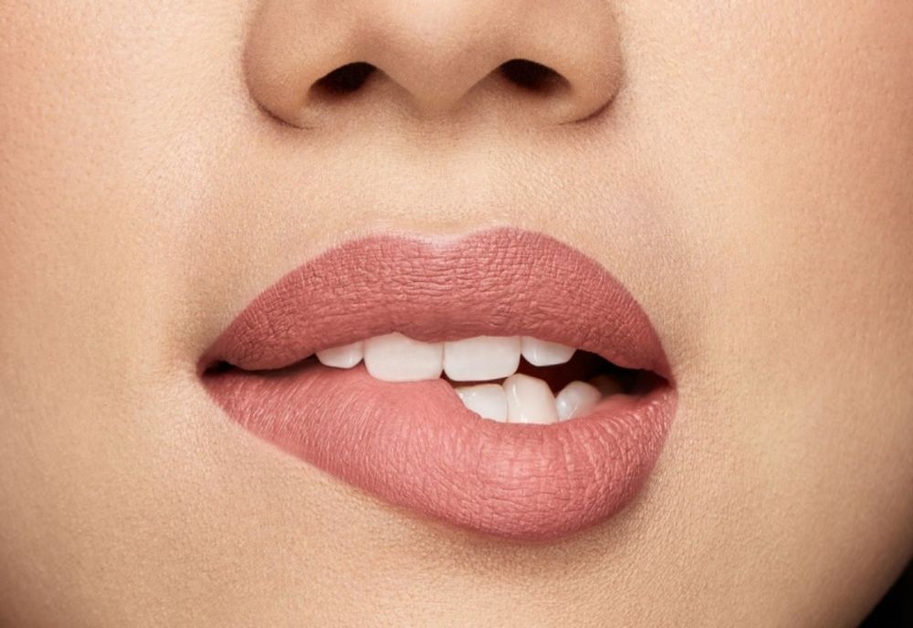 Trucul de machiaj pentru a evita transferul rujului în ridurile fine