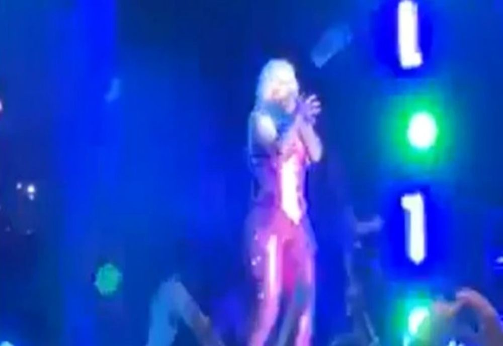 Vedetă așteptată la Untold, scoasă de urgență de pe scenă după ce a fost lovită în cap cu un telefon VIDEO