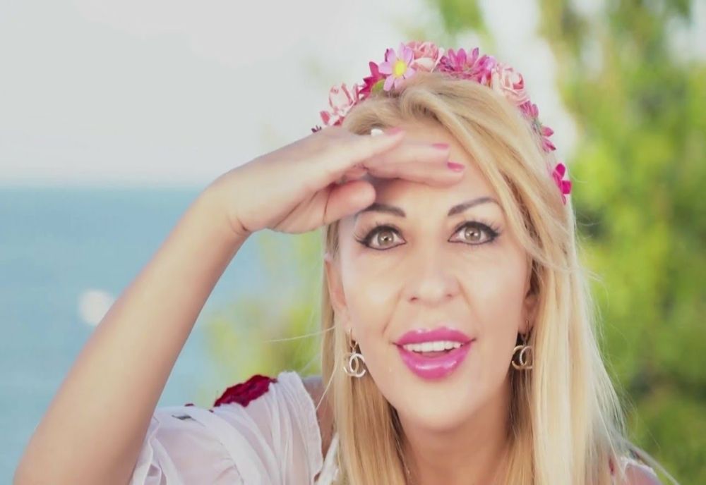 Lorenna, lovită de fulger în vacanţă. Cum se simte interpreta de muzică populară