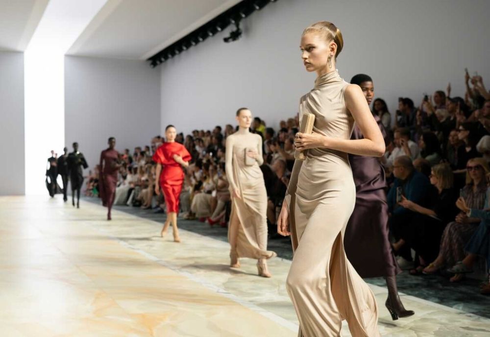 Culoarea la modă care trebuie adoptată în această toamnă-iarnă 2023-2024, văzută în timpul ultimelor Săptămâni ale Modei+