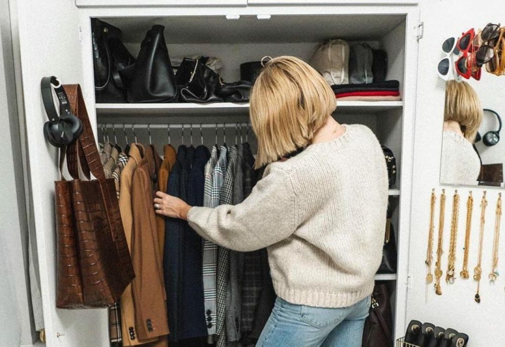Garderoba capsulă: ce este, ce beneficii are și cum poți să-ți construiești una