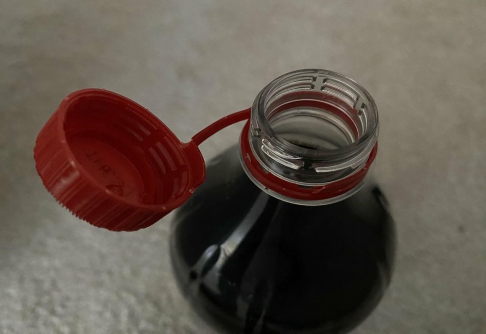 Sticlele de plastic cu capac ataşat au devenit obligatorii