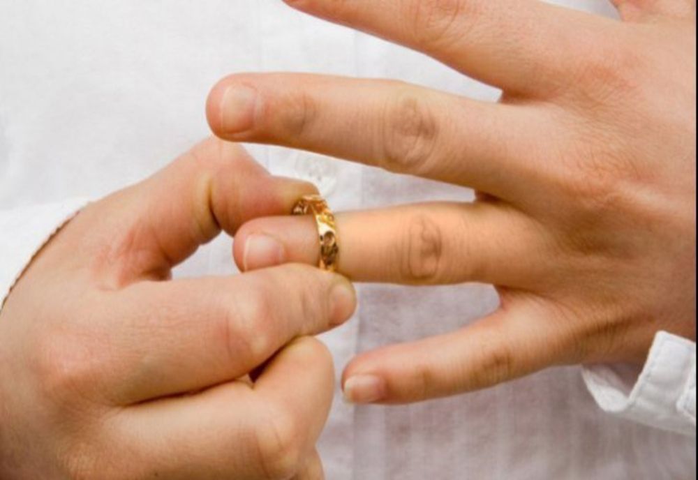 10.000 de cupluri au divorțat în prima jumătate a anului 2024. Ce îi face pe români să renunțe la verighetă