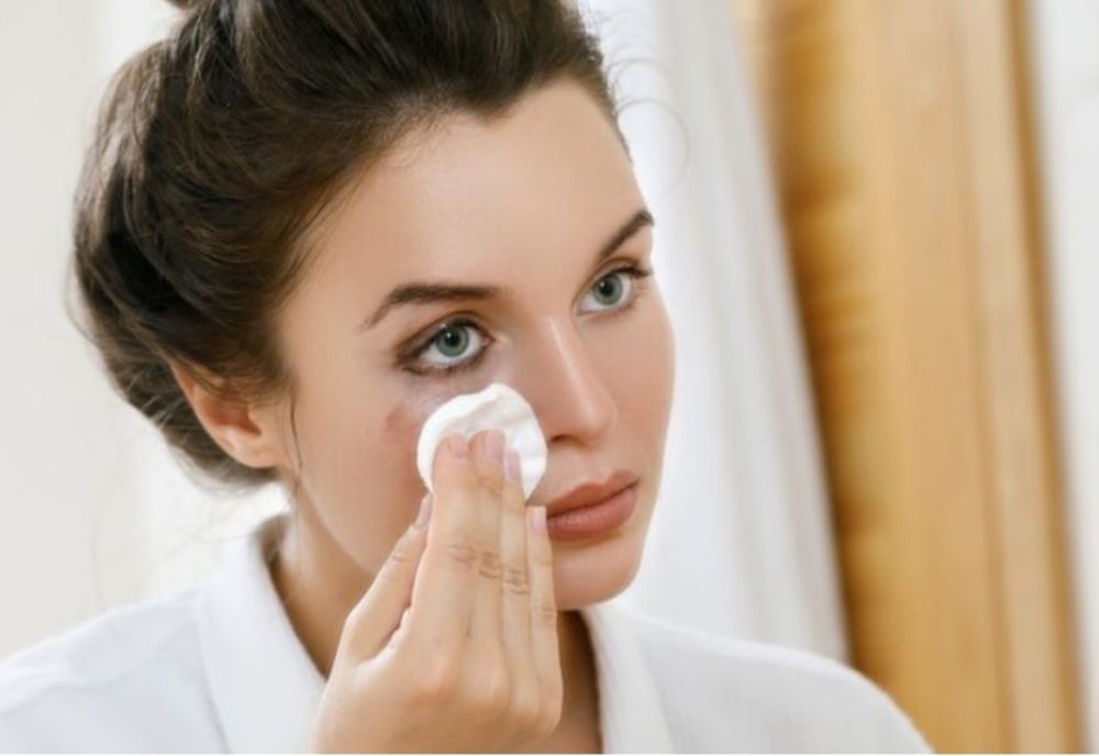Nu te demachiezi întotdeauna seara? Iată care sunt riscurile la care te expui!