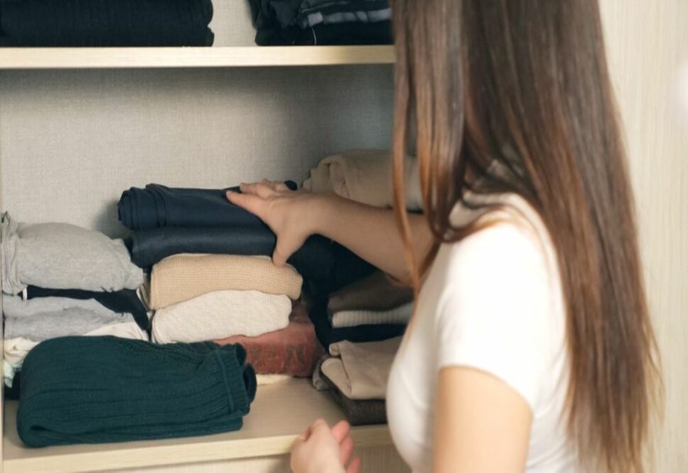 Cum să-ți sortezi hainele? Descoperă o metodă eficientă de depozitare pentru a face spațiu în dulapul tău