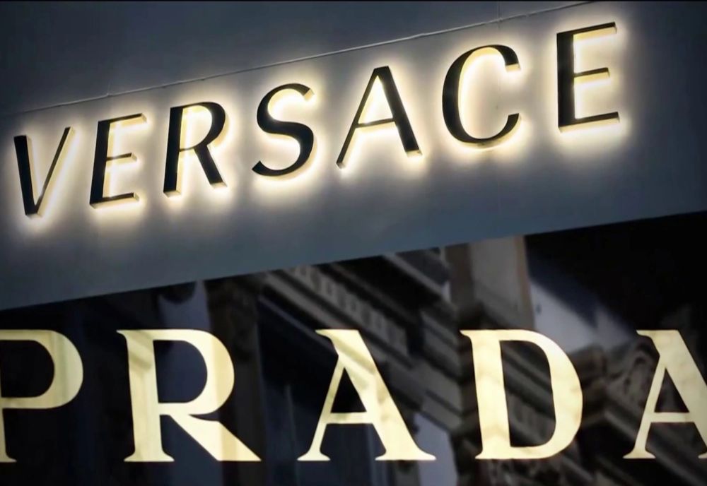 PRADA CUMPĂRĂ VERSACE PENTRU 1,25 MILIARDE DE EURO ȘI FORMEAZĂ UN NOU GIGANT AL MODEI ITALIENE