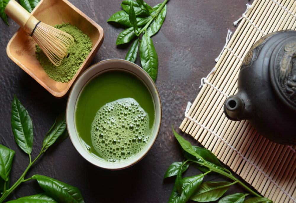 POATE CONSUMUL DE MATCHA SĂ PROVOACE CĂDEREA PĂRULUI?