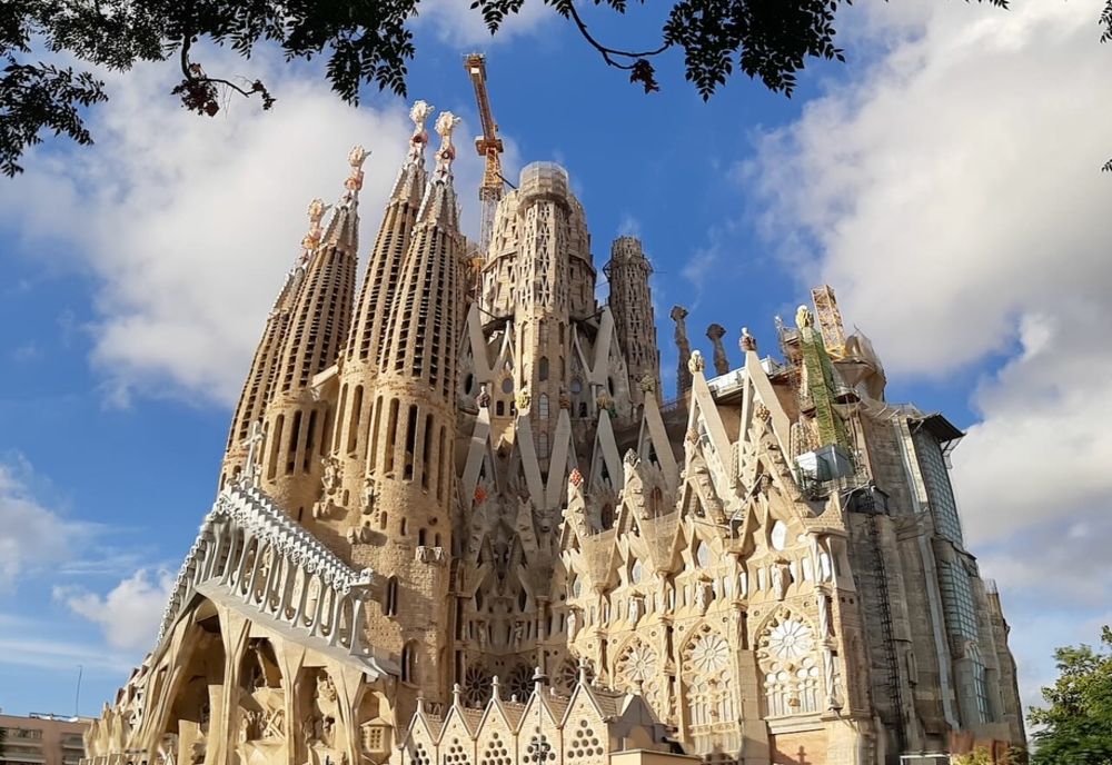 SAGRADA FAMILIA DIN BARCELONA A DEVENIT CEA MAI ÎNALTĂ BISERICĂ DIN LUME