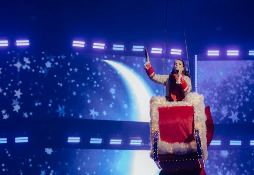 Georgiana Lobonț, spectacol opulent la Cluj: a cântat pe o sanie suspendată deasupra publicului