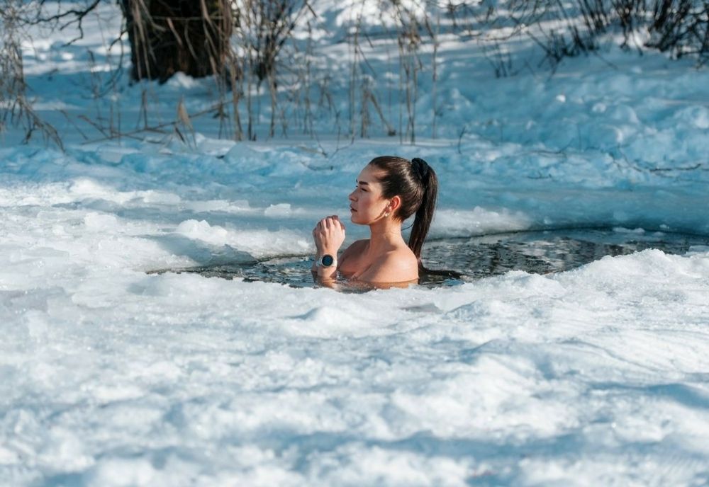 Cum se fac corect băile în ape înghețate iarna