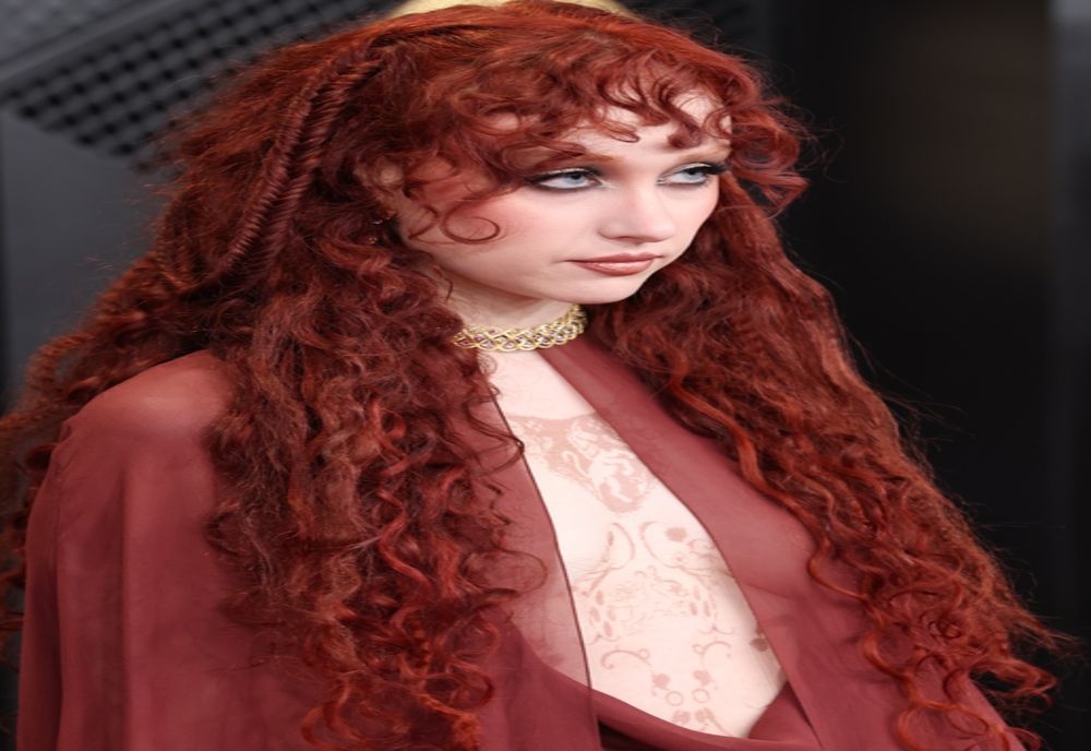 Chappell Roan șochează cu o apariție topless pe covorul roșu al premiilor Grammy