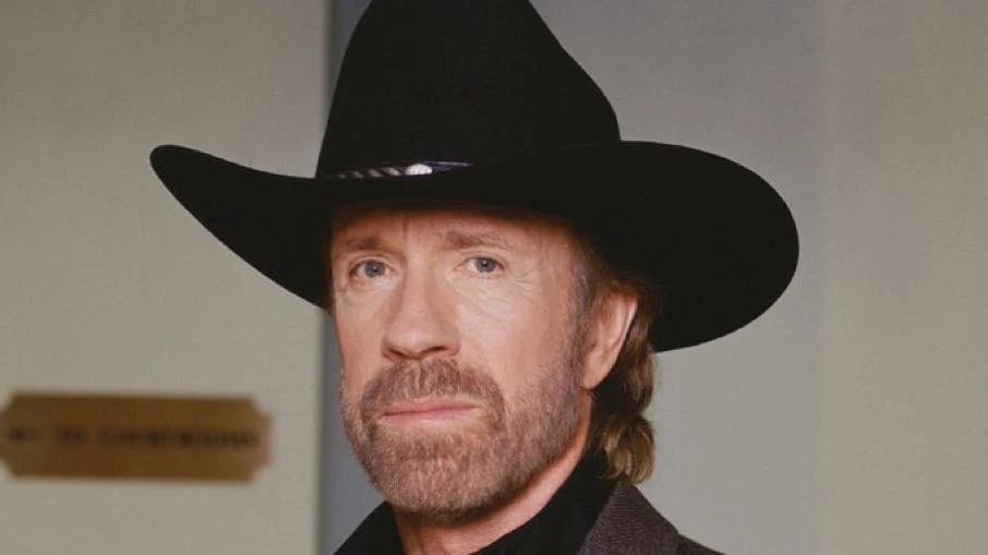 Chuck Norris, internat de urgență în spital