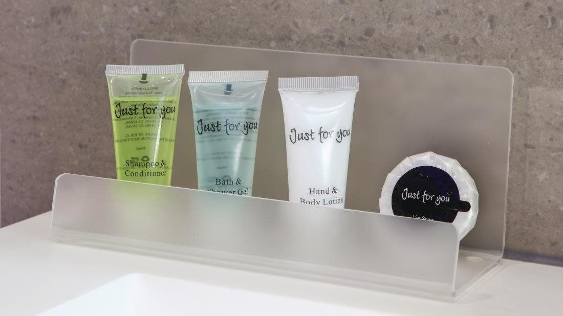 Sticle mici de șampon și gel de duș