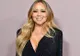 Mariah Carey a purtat o rochie specială de Crăciun! A avut nevoie de 6 bărbați să-i care trena pe scări
