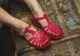 De când au devenit pantofii din plastic eleganți?