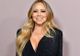 Mariah Carey a purtat o rochie specială de Crăciun! A avut nevoie de 6 bărbați să-i care trena pe scări