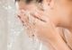 Chiar ai nevoie să te speli pe față dimineața și seara? Răspunsul surprinzător al unui dermatolog